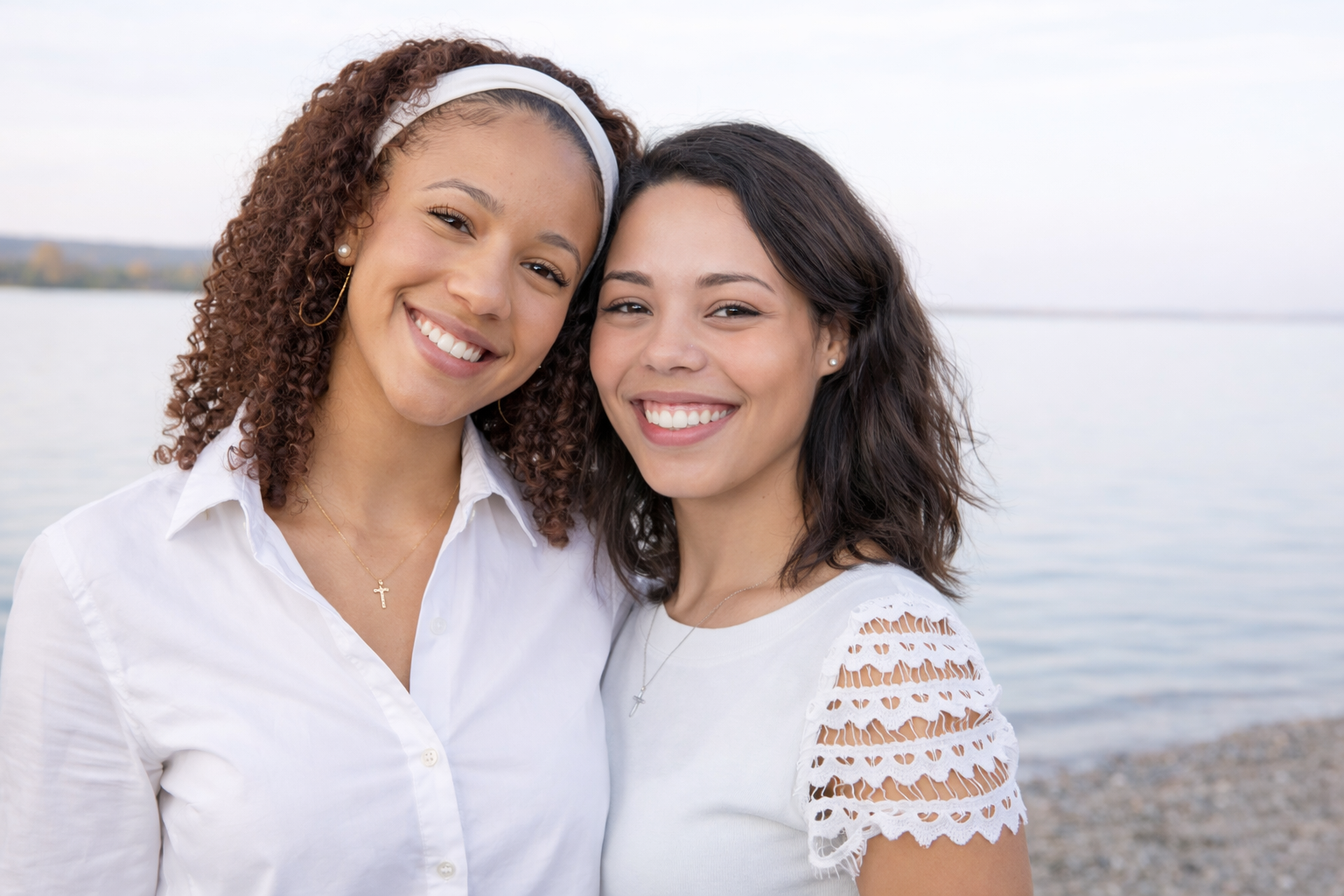 Deux femmes souriantes au bord de l'eau